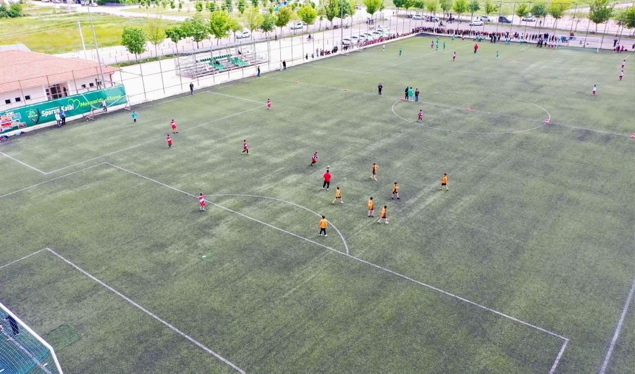  Meram’da çocukların futbol şöleni nefes kesti