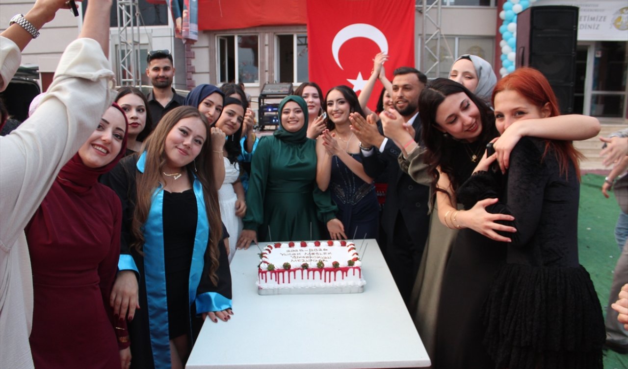 Yunak ilçesinde yüksekokul öğrencileri için mezuniyet töreni düzenlendi