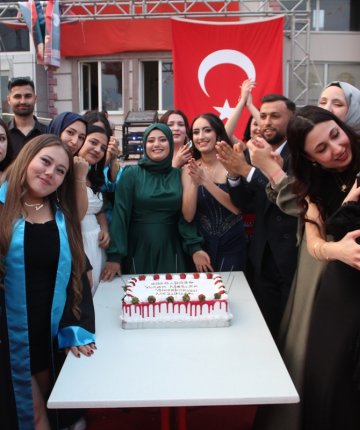 Yunak ilçesinde yüksekokul öğrencileri için mezuniyet töreni düzenlendi