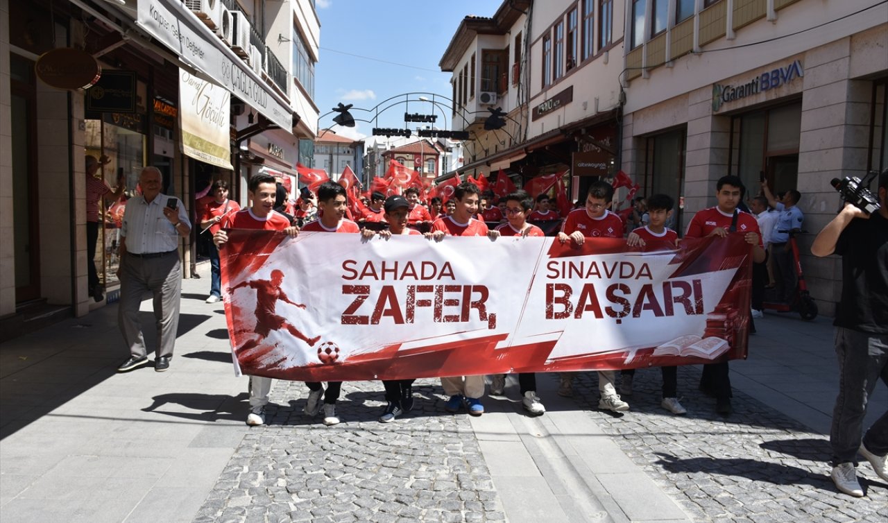 Konya’da öğrencilerden A Milli Futbol Takımı’na destek yürüyüşü