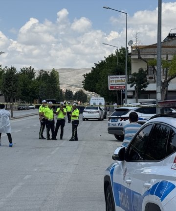 Konya’da yürek yakan olay! Yolun karşısına geçen 27 yaşındaki kadına araba çarptı