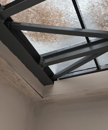 Konya’da hastanede tavandan sızan suya, çöp kovaları çare olmadı! Görüntüler kamerada 