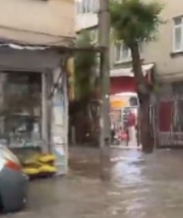 Konya’da aniden bastırdı! Sağanak trafiği yavaşlattı   