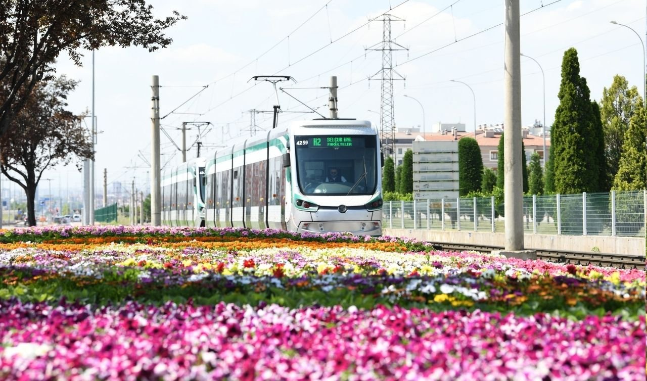 Konya çiçek açtı! Cadde ve parklar göz kamaştırıyor