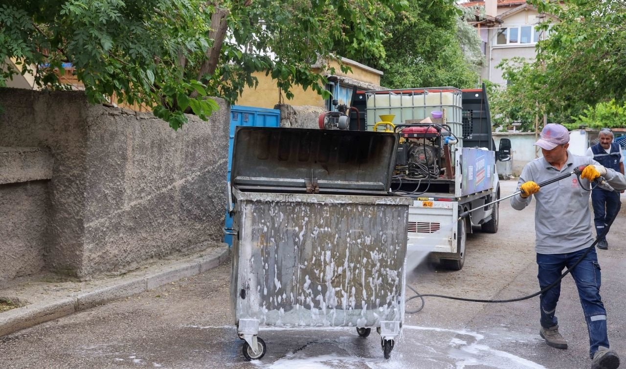 Meram’da konteyner temizliği seferberliği! Ekipler gece gündüz sahada