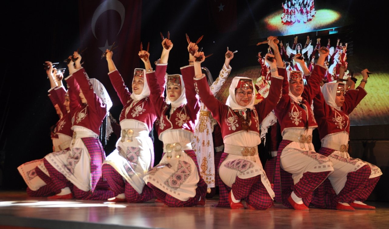 Akşehir’de halk oyunları gösterisi yapıldı
