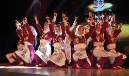 Akşehir’de halk oyunları gösterisi yapıldı