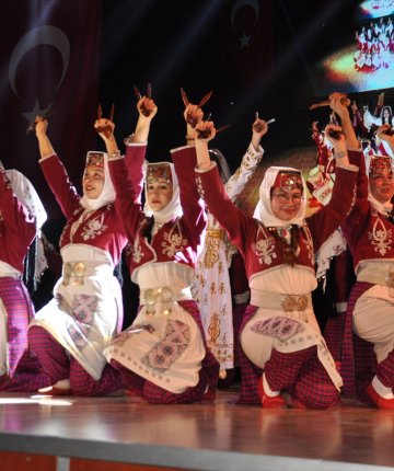 Akşehir’de halk oyunları gösterisi yapıldı