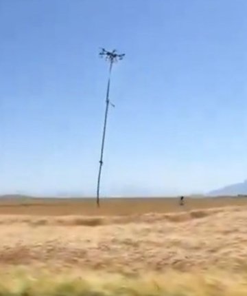 Konya’da çiftçi zirai drone ile sulama borularını topladı