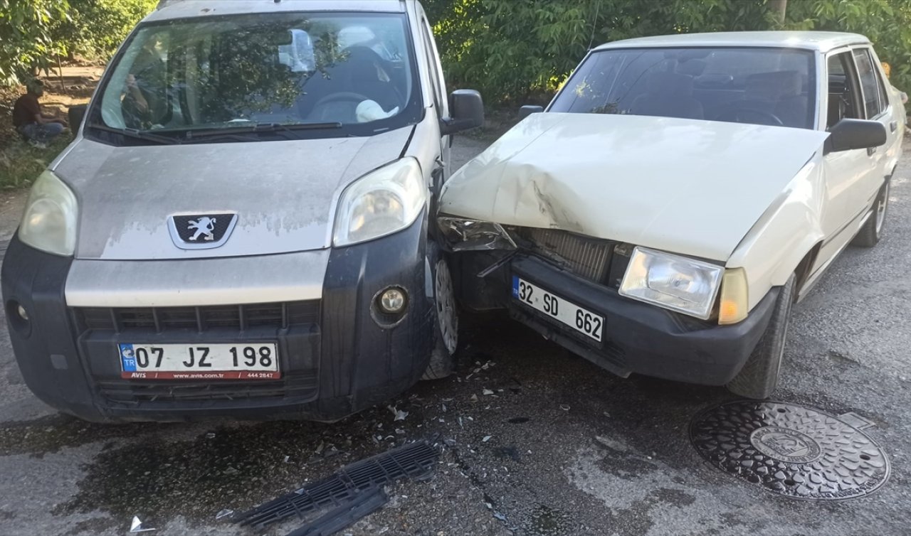 Konya’da hafif ticari araç ile otomobil çarpıştı, 4 kişi yaralandı