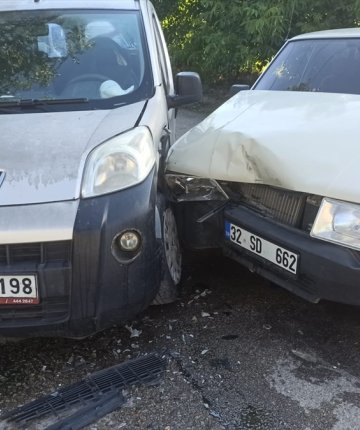 Konya’da hafif ticari araç ile otomobil çarpıştı, 4 kişi yaralandı