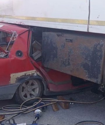 Konya’da tır ile otomobilin çarpıştığı kazada 2 kişi öldü, 2 kişi yaralandı
