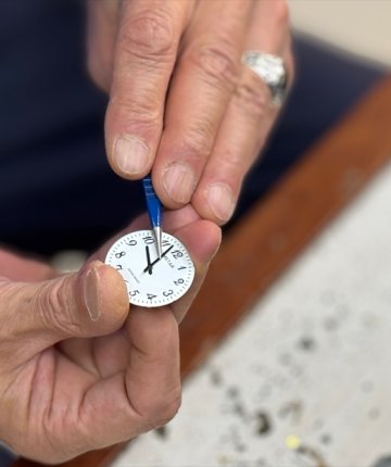 Konya’da 4 kuşaktır aynı tezgahta saat tamir ediyor