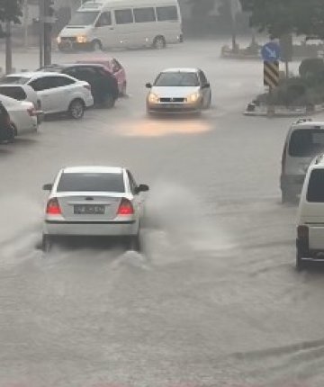 Konya’nın bu ilçesinde yollar adeta göle döndü