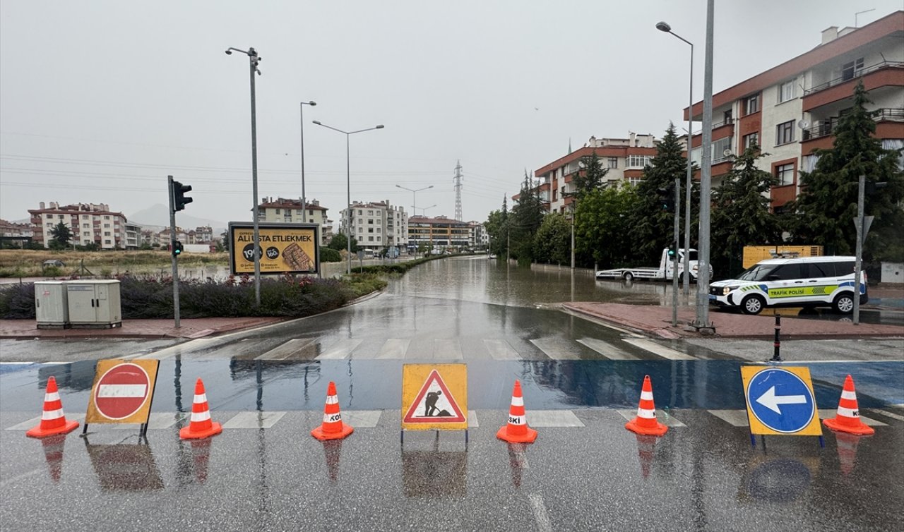 Konya’yı sağanak vurdu! Cadde ve yollar göle döndü