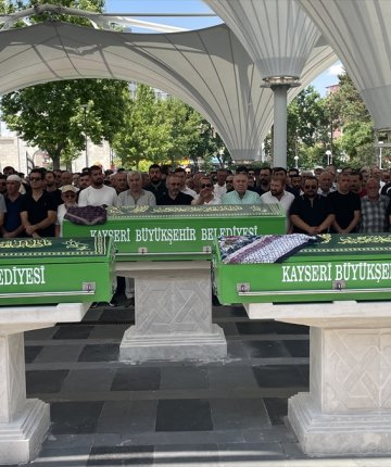 Konya-Aksaray yolundaki feci kazada ölen anne, baba ve oğul toprağa verildi