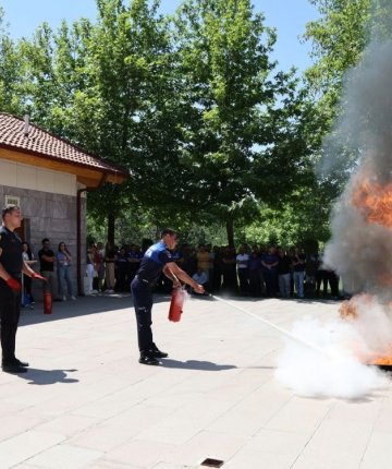 Selçuklu Belediyesi personeline uygulamalı yangın eğitimi verildi