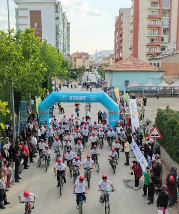 Meram’da düz bisiklet yarışları coşkusu başladı: Çocuklar pedal çevirdi, mahalleler şenlendi