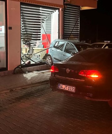 Konya’da otomobil park halindeki araçlara çarptı