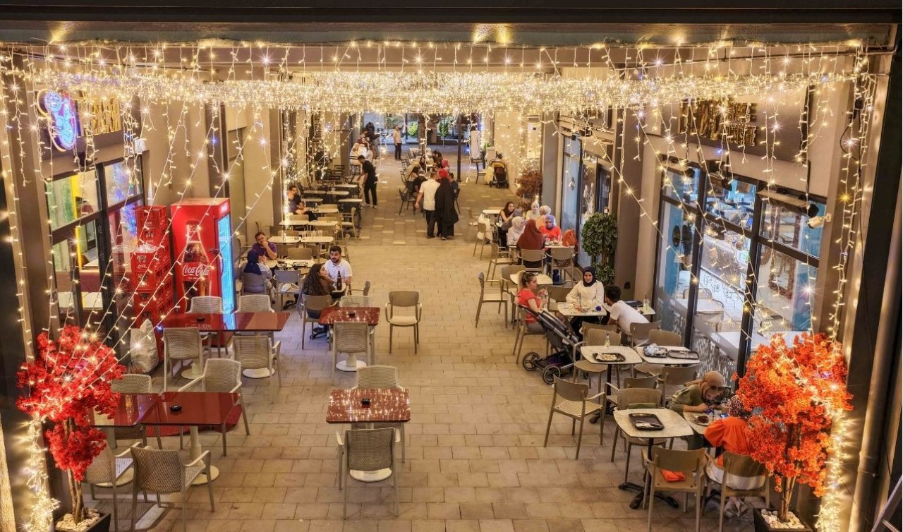  Konya’nın Tarihi Çarşısı akşam saatlerinde bambaşka bir kimliğe büründü