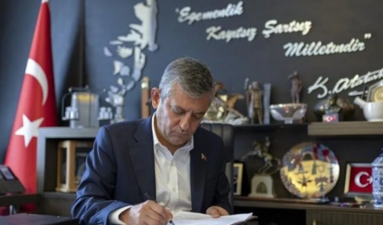 Yeni Partinin kuruluş evraklarını imzalayan Özgür Özel, CHP’den istifa etti