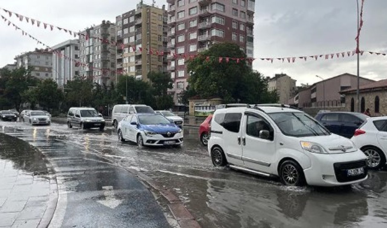 Konya’yı sağanak vurdu! Cadde ve kavşaklar suyla kaplandı