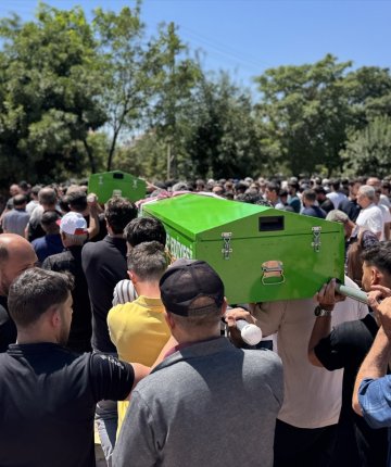 Manavgat’taki feci kazada hayatını kaybeden 5 kişi Konya’da toprağa verildi