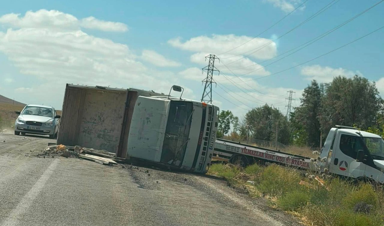 Konya’da malzeme yüklü kamyonet devrildi