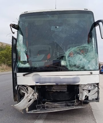 Konya’da otobüs ve kamyonet çarpıştı: 15 yaralı var
