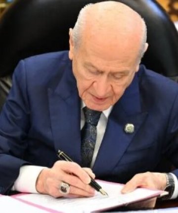 Devlet Bahçeli, çerçeve yasa teklifine imza attı