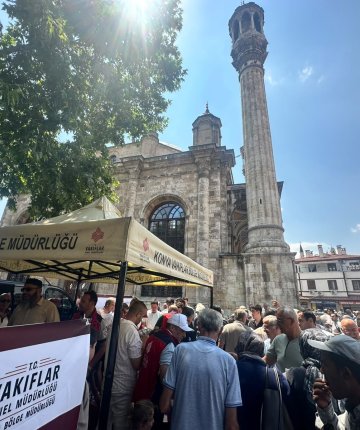 Asırlık vakıf geleneği Konya’da yaşatılıyor! Cuma namazı sonrası vatandaşlara karpuz ikramı