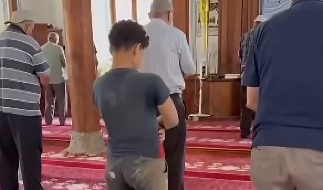 Konya’da yürekleri ısıtan görüntü! İş kıyafetleriyle camiye geldi