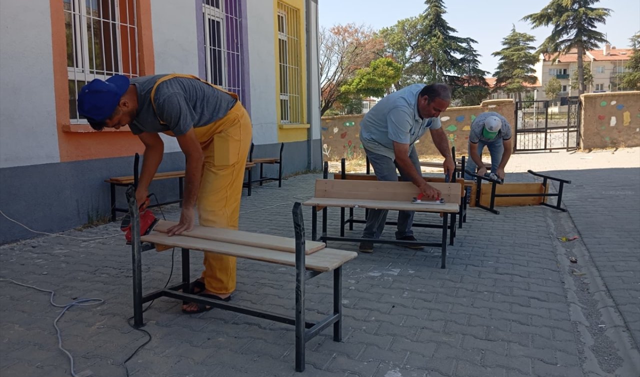 Konya’da öğretmenler görev yaptıkları okulu boyadı, sıra ve masaların bakımını yaptı