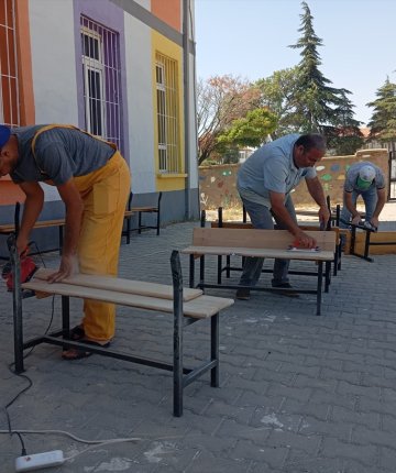 Konya’da öğretmenler görev yaptıkları okulu boyadı, sıra ve masaların bakımını yaptı