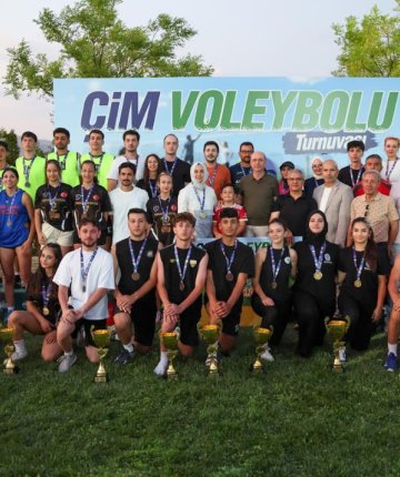 Selçuklu Çim Voleybol Turnuvası sona erdi: Şampiyonlar belli oldu