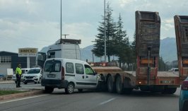 Konya’da çekici ile hafif ticari aracın çarpıştığı kazada 5 kişi yaralandı