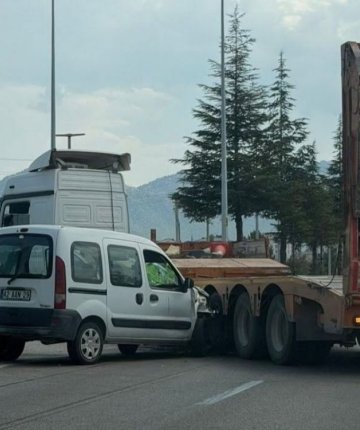 Konya’da çekici ile hafif ticari aracın çarpıştığı kazada 5 kişi yaralandı