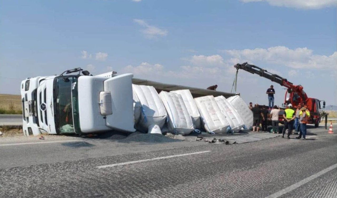Konya’da tır orta refüje devrildi: Sürücü yaralandı