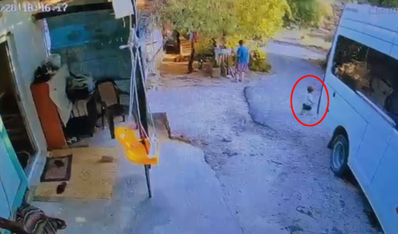 Bu acıya yürek dayanmaz! Babasının kullandığı minibüsün altında kaldı 