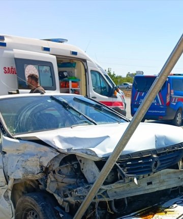 Konya’da iki otomobil çarpıştı, 7 kişi yaralandı