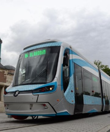 Konya’da tramvay seferleri durdu! Ağaç devrildi, enerji hattı zarar gördü
