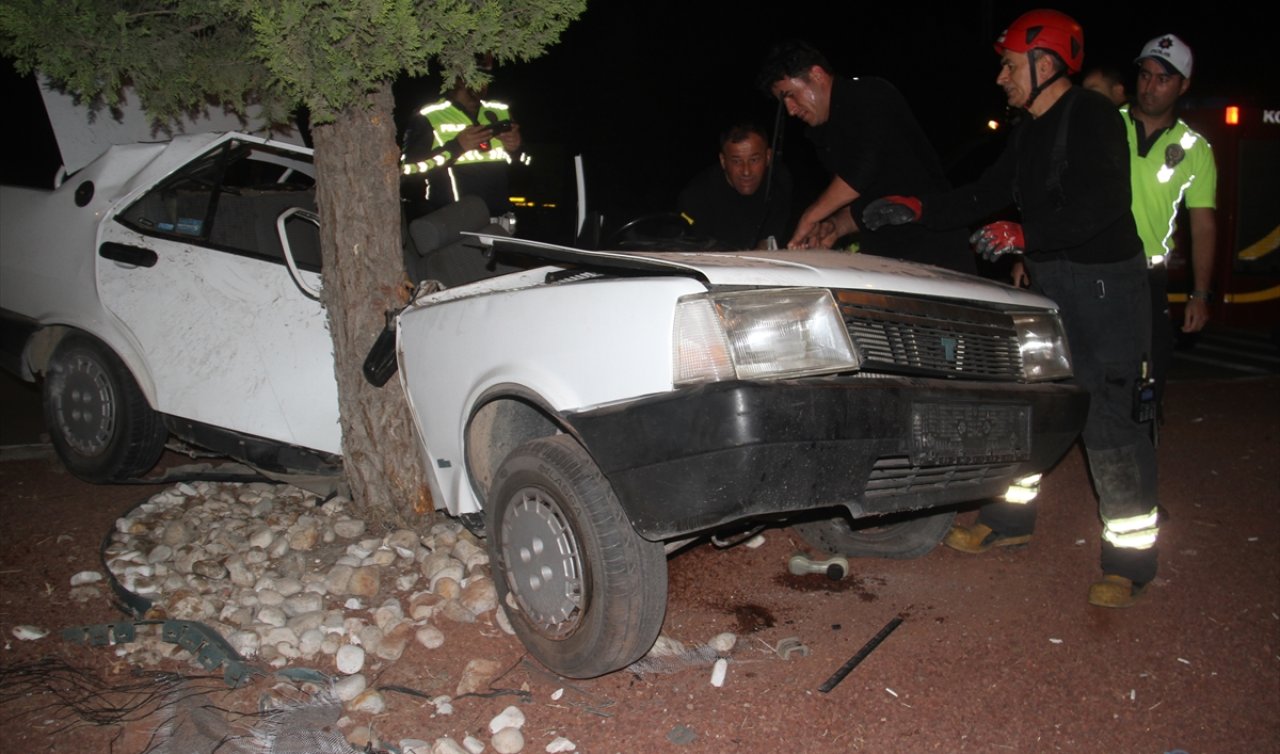 Konya’da otomobil refüjdeki ağaca çarptı!  1’i ağır 2 kişi yaralandı