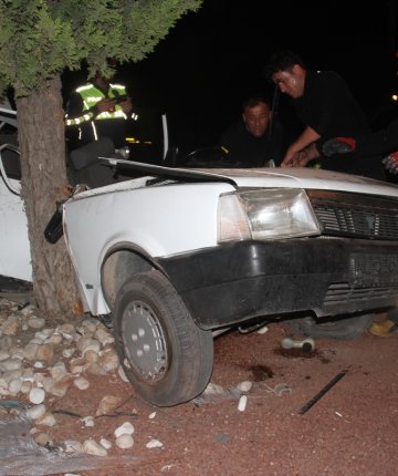 Konya’da otomobil refüjdeki ağaca çarptı!  1’i ağır 2 kişi yaralandı