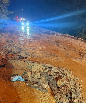 Konya’da yağış sonrası heyelan! Kapanan yol yeniden ulaşıma açıldı