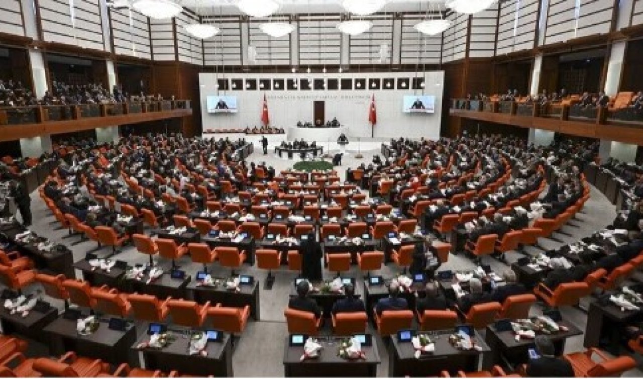 Yeni Parti Grubu Meclis salonunu terk etti! Siyasilerden sert tepkiler