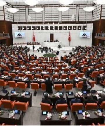 Yeni Parti Grubu Meclis salonunu terk etti! Siyasilerden sert tepkiler