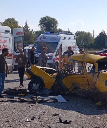 Konya’da otomobil ile hafif ticari araç çarpıştı! 2 kişi öldü, 2 kişi yaralandı