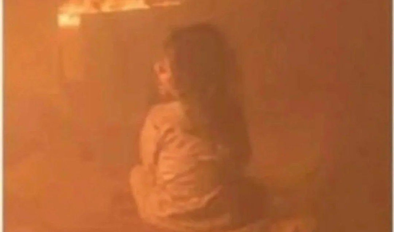 Gazze’de yürekleri yakan görüntü! Anne öldü, küçük kızı alevlerin arasında kaldı