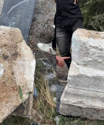 Konya’da tarihi eseri kepçeyle söküp çaldılar!