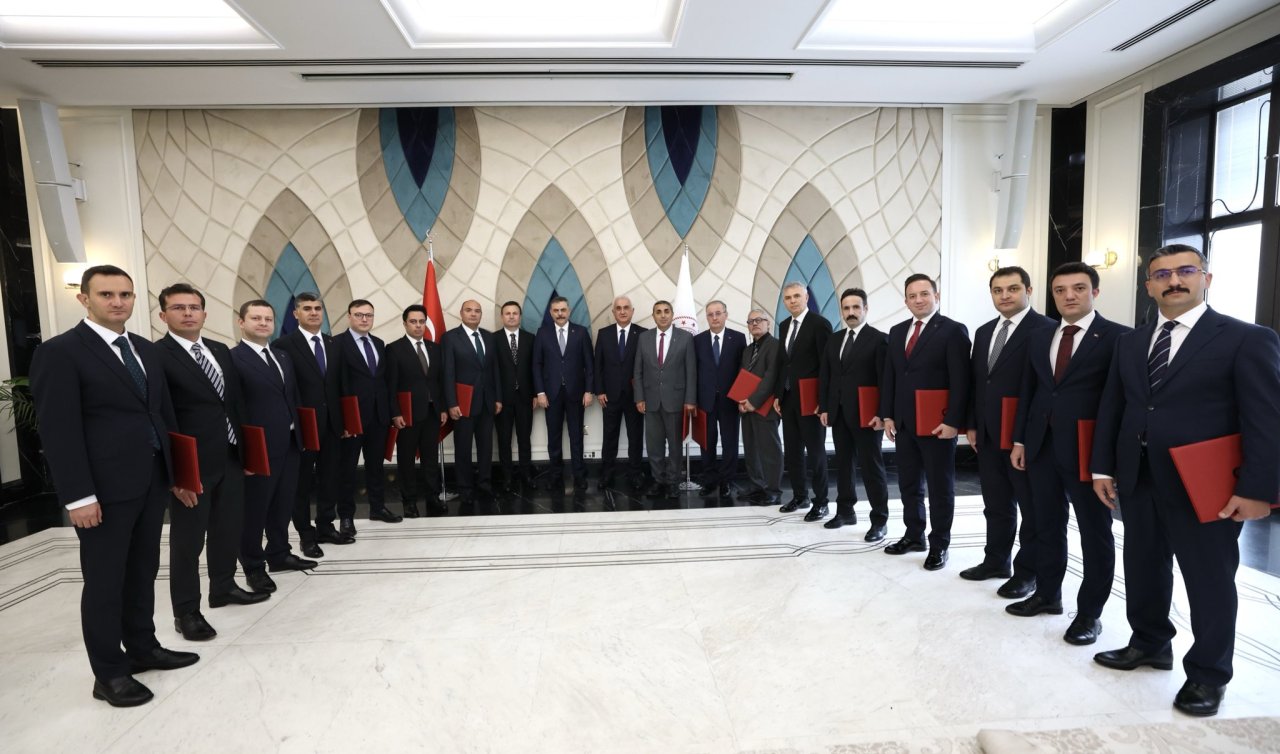 Konya Vali Yardımcısı Zeyit Şener’e Bakan Mustafa Çiftçi’den ödül!